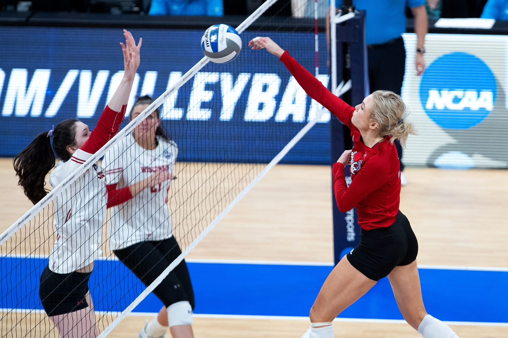 121921-owh-spo-nuvolley50.jpg